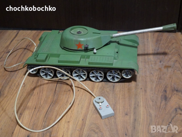 Стара Руска голяма пластмасова играчка модел стрелящ танк