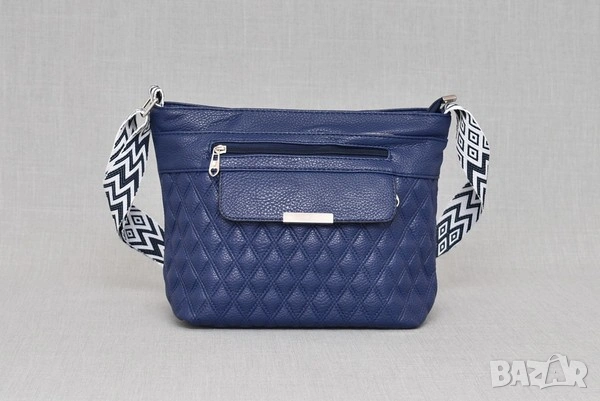 Дамска чанта в розов и син цвят.