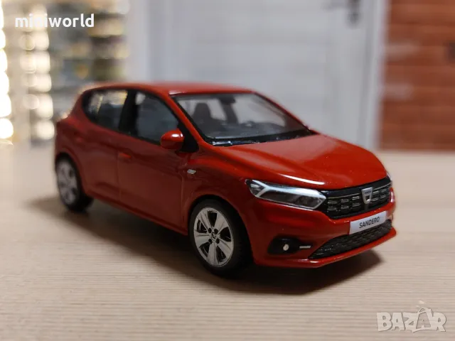 Dacia Sandero III 2020 - мащаб 1:43 на Norev моделът е нов в PVC дисплей-кейс, снимка 6 - Колекции - 49553468