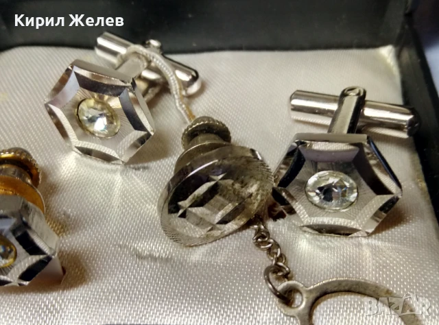 MONARCH Стар ЛУКСОЗЕН КОМПЛЕКТ БУТОНЕЛИ с 2 ИГЛИ За ВРАТОВРЪЗКИ с ФАСЕТИРАНИ КРИСТАЛИ 19014, снимка 5 - Антикварни и старинни предмети - 51371677