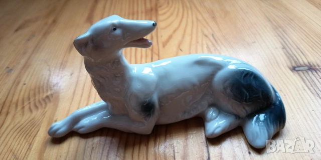 Порцеланова фигура на руски вълкодав (борзой)