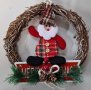 Ръчно изработен коледен венец с Дядо Коледа и шишарки, 25 см
