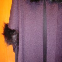 Елегантна пелерина в черен цвят и обточена с пухче от еко косъм, снимка 2 - Жилетки - 28533315