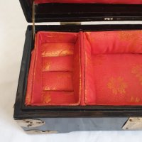 Стара китайска кутия за бижута от черно дърво и седеф, снимка 10 - Антикварни и старинни предмети - 43452723
