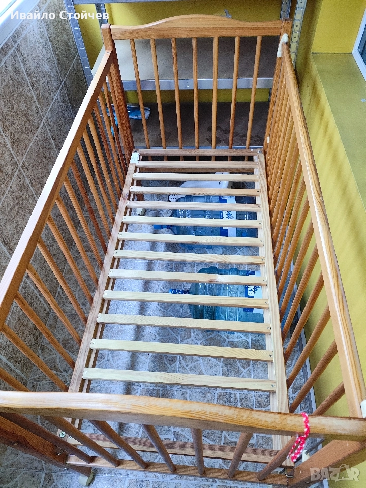 Бебешко дървено легло с колелца, снимка 1