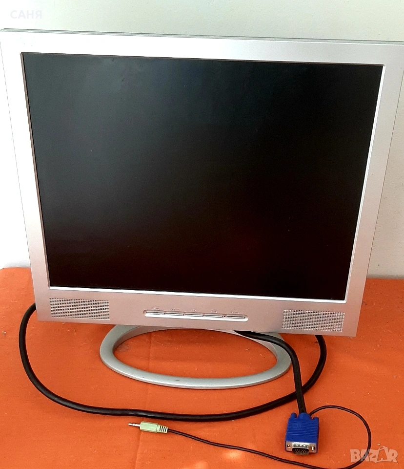 Сребрист монитор на стойка, снимка 1