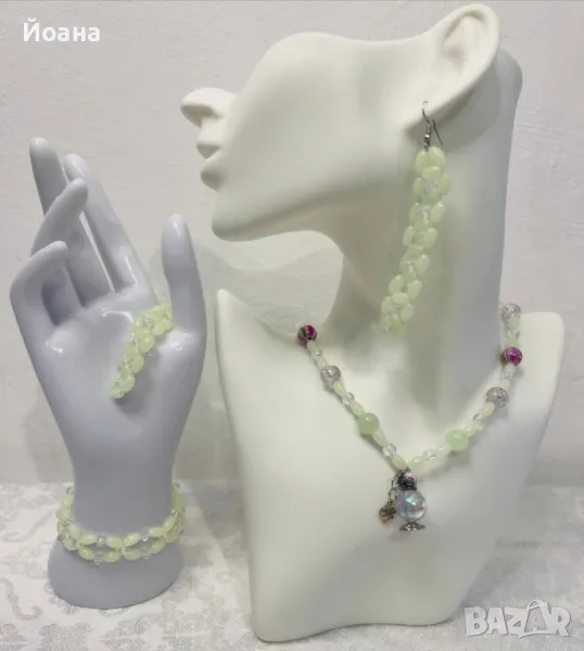 Ръчно изработен комплект бижута от мъниста светещи в тъмното  - гердан, обеци и гривна, снимка 1