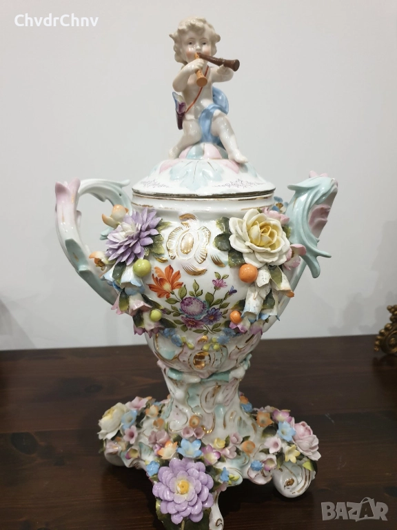 Sitzendorf фигурална ваза с капак 40см/стара Зицендорф порцеланова урна с цветя и ангелче-херувим, снимка 1