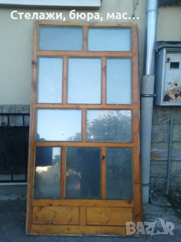 Продавам три броя интериорни дървени масивни врати със стъкла стъкла