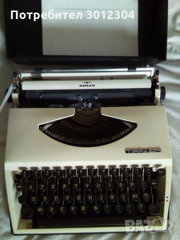 Пишеща машина, снимка 1 - Антикварни и старинни предмети - 33053621