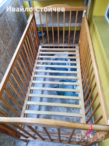 Бебешко дървено легло с колелца