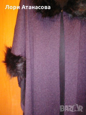 Елегантна пелерина в черен цвят и обточена с пухче от еко косъм, снимка 2 - Жилетки - 28533315