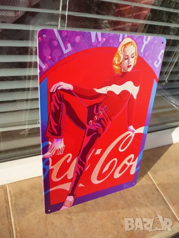 Метална табела Кока Кола Coca Cola червен панталон пуловер рекламна безалкохолна напитка, снимка 2 - Рекламни табели - 49811606