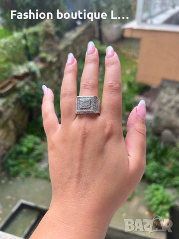 Голям квардратен сребърен пръстен с много блестящи камъчета ❤️