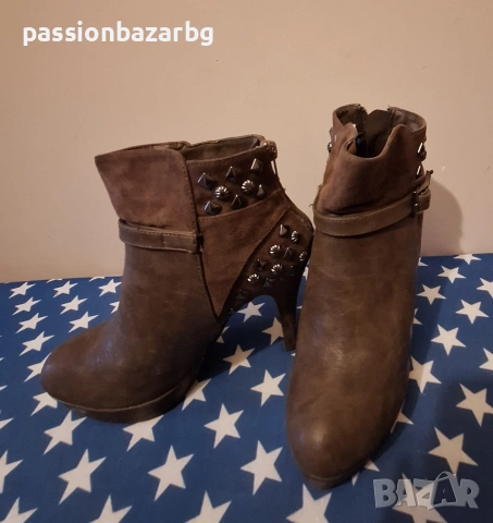 Кафяви боти на ток