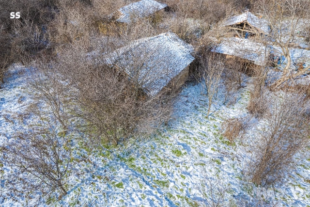 Продавам голям парцел 2.4 дка с масивни стопански сгради в с. Сушица, снимка 2 - Парцели - 53463102