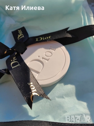 Ароматизатор за кола Dior, подходящ за подарък за нова кола.