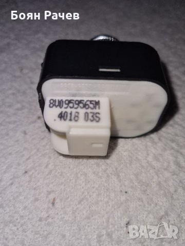 8V0959565M Ауди управление огледала , снимка 3 - Части - 35538315