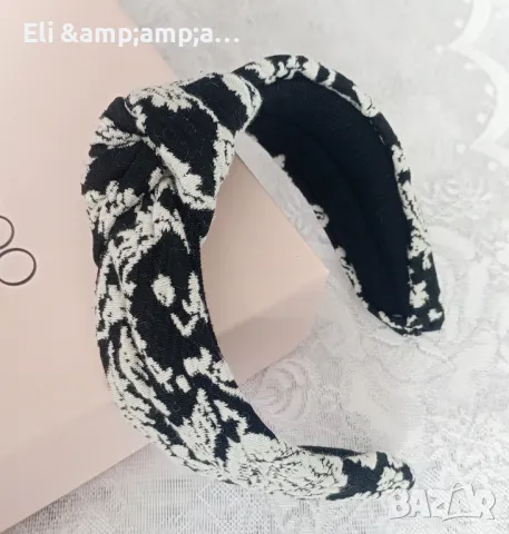 Черна обемна диадема с бели флорални мотиви 