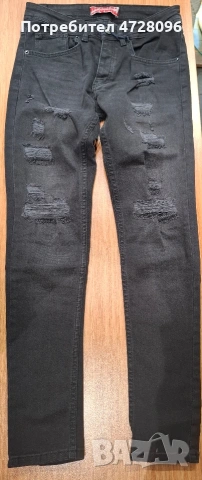 Мъжки дънки – черни, с накъсвания