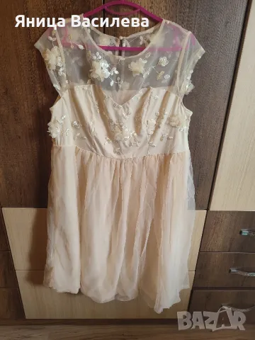 Бежова , телесна рокля с тюл и бродерия 