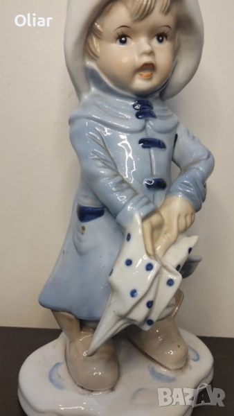Прекрасна фигурка на дете с чадър. , снимка 1