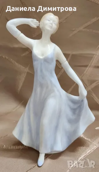 Дама с развята рокля, снимка 1