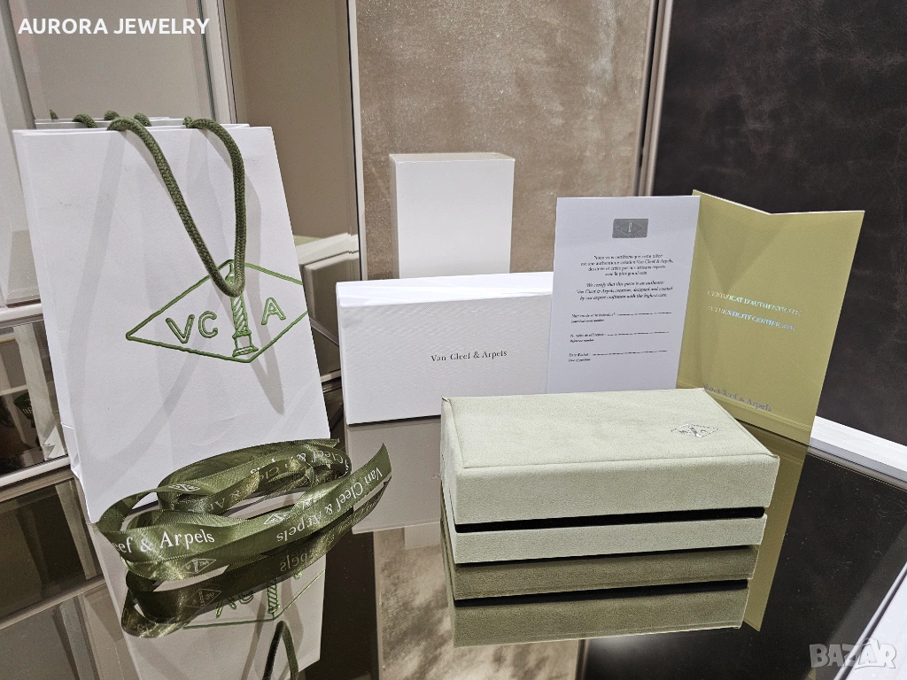 Van Cleef & Arpels VCA Пълен Комплект Кутия и Сертификат за Гривна, снимка 1