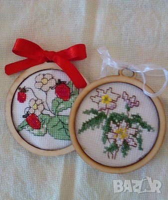 малък  гоблен с кръгла рамка 8 см, снимка 1