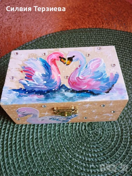 Ръчно изработена дървена кутия Двойка лебеди, снимка 1