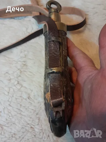 Масивна 0.7кг Месингова барутница в добро ,запазено и автентично състояние.С ново кожено коланче, снимка 4 - Антикварни и старинни предмети - 48356409