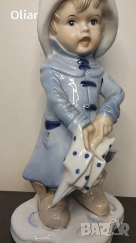 Прекрасна фигурка на дете с чадър. 