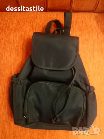 Раница в тъмно синьо