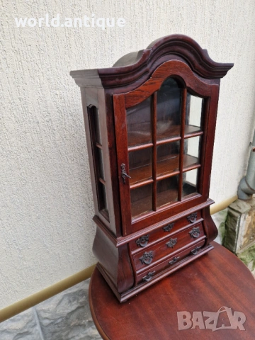 Уникална антикварна английска дървена витринка с чекмеджета махагон, снимка 5 - Антикварни и старинни предмети - 53063039