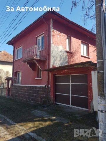 Двуетажна къща с двор и гараж с.Три Кладенци, снимка 2 - Къщи - 32238028