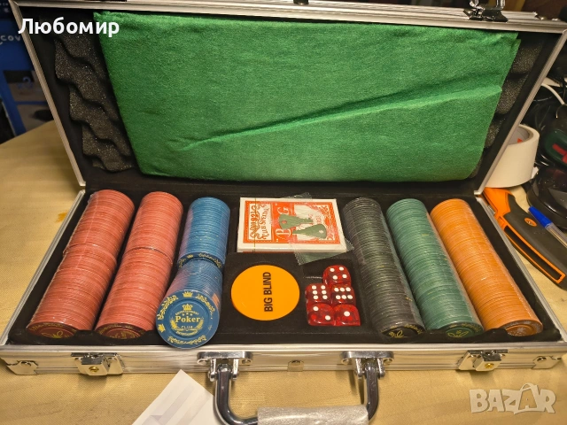 покер комплект в луксозен метален куфар и картонена кутия, с 300 чипа