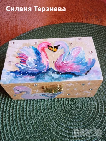 Ръчно изработена дървена кутия Двойка лебеди, снимка 1