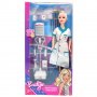 Кукла лекарка Кукла лекарка с лекарски уреди и принадлежности. 