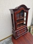 Уникална антикварна английска дървена витринка с чекмеджета махагон, снимка 5