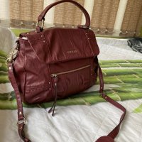 Оригинална чанта Guess в красив цвят, снимка 3 - Чанти - 28337522