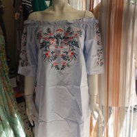 Светлосиня памучна рокля тип риза с бродерия и ластик около деколтето, снимка 1 - Рокли - 36625322