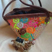 Мароканска ръчно изработена чанта от тъкана слама с флорална бродерия от памук, вълна и пайети, коже, снимка 1 - Чанти - 33509010