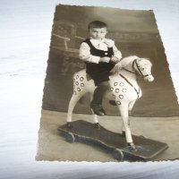 Стара снимка-картичка дете с играчка, снимка 3 - Други ценни предмети - 37199555