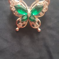 Много красива брошка "Пеперуда със зелени камъчета", снимка 2 - Колиета, медальони, синджири - 34859959