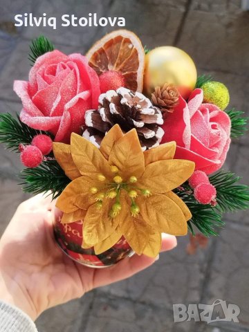 Метална кашпа,,Весели Празници"със два броя заскрежени сапунени рози и една сапунена коледна, снимка 2 - Коледни подаръци - 43250697