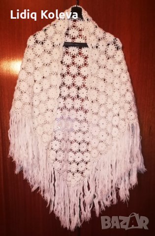 Бял триъгълен шал