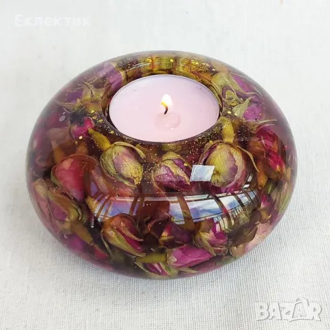 Свещник със сухи розови пъпки