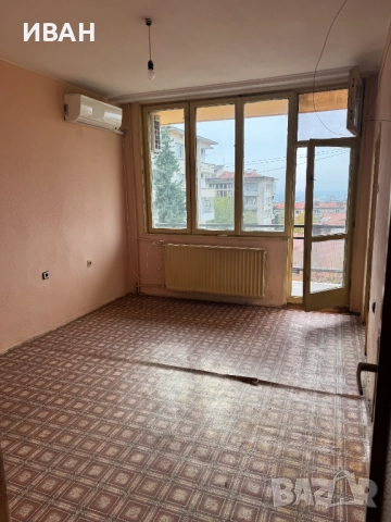 Продава МНОГОСТАЕН апартамент до Аязмото , снимка 2 - Апартаменти - 49512499