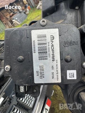 Оригинален десен фар за jeep grand cherokee wk2 overland 2018, снимка 5 - Части - 53231443