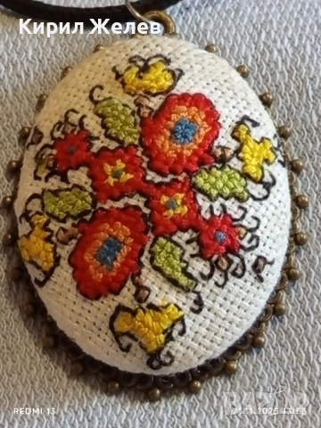 МЕДАЛЬОН РЪЧНА ШЕВИЦА с ФЛОРАЛЕН МОТИВ ЧЕРВЕНИ и ЖЪЛТИ ЦВЕТЯ АВТОРСКО БИЖУ 52221, снимка 3 - Колиета, медальони, синджири - 52492559